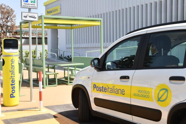 Polis colonnina ricarica - Ufficio stampa