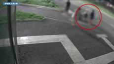 Milano, scaraventano disabile per terra e rapinano lui e la moglie - Video