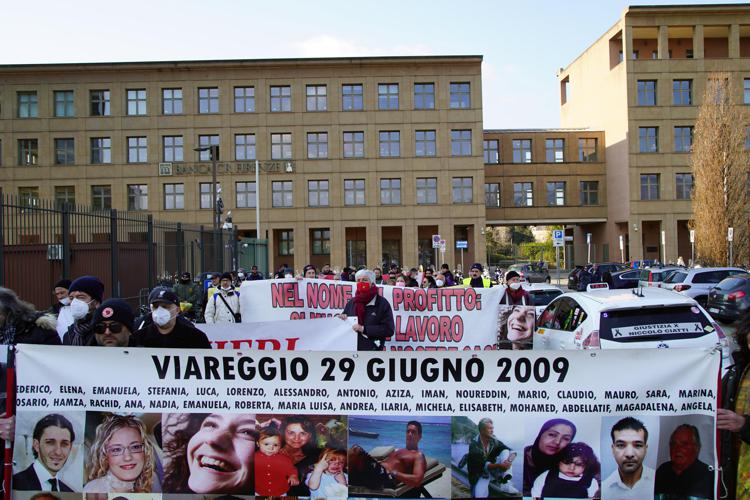 Lo striscione dei parenti delle vittime - (Fotogramma)