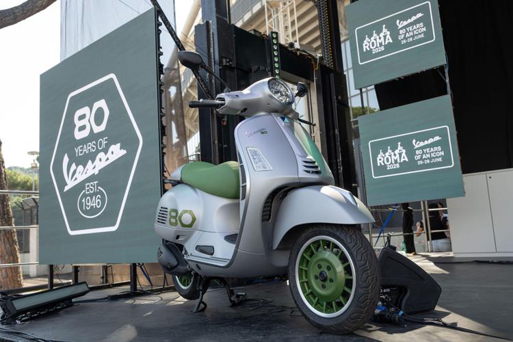 Roma festeggia gli 80 anni della Vespa, maxi-raduno ed edizione speciale limitata