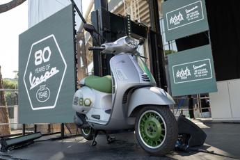 Roma festeggia gli 80 anni della Vespa, maxi-raduno ed edizione speciale limitata