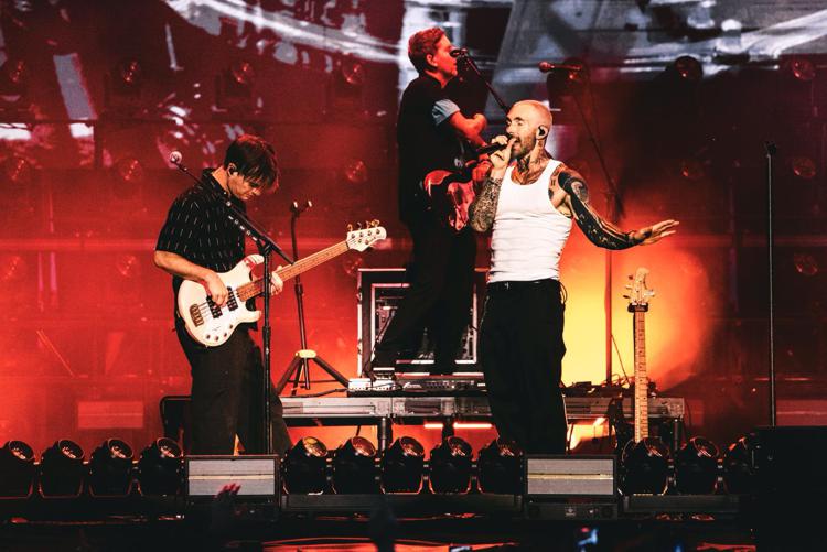 Adam Levine dei Maroon 5 sul palco degli I-Days a Milano