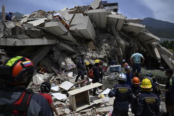 Soccorritori tra le macerie del terremoto in Venezuela - Afp
