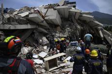 Soccorritori tra le macerie del terremoto in Venezuela - Afp