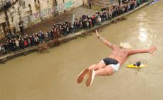 Maurizio Palmulli mentre si tuffa nel Tevere a Capodanno  - FOTOGRAMMA