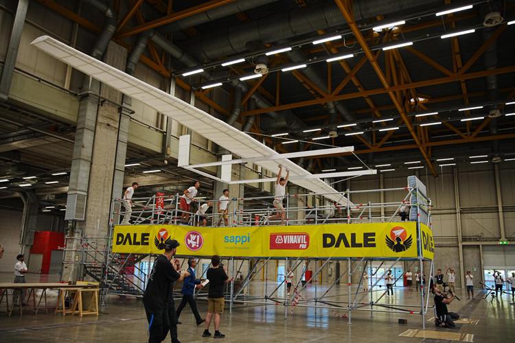 Bologna, al WMF Icarus stabilisce record per l’aeroplano di carta più grande del mondo