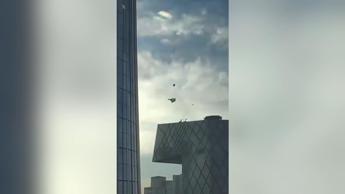 Pechino, un aereo contro il grattacielo più alto della città - Video