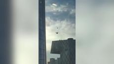 Pechino, un aereo contro il grattacielo più alto della città - Video