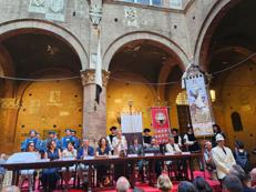 (La presentazione del Drappellone - Ufficio stampa Comune di Siena)