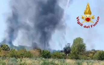 Verona, vasto incendio su 80mila metri quadrati di terreni incolti e rifiuti a Ca' di David
