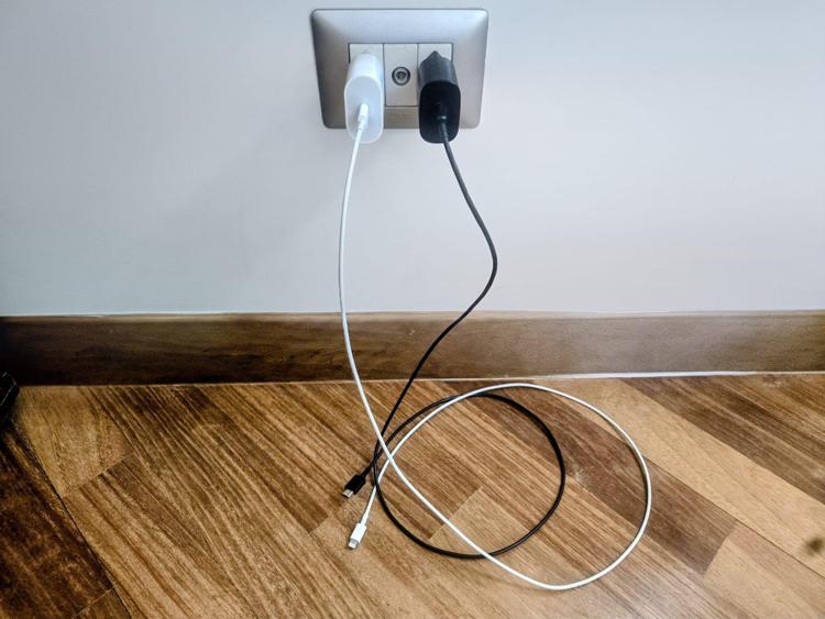 Caricabatterie smartphone - Adnkronos)