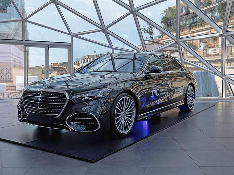 La Mercedes Classe S guarda al futuro tra lusso, IA e guida intelligente