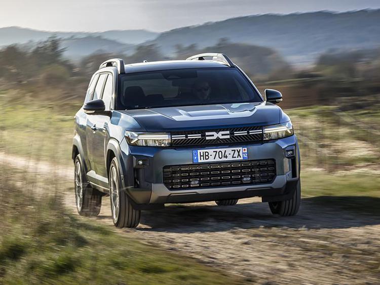 Dacia Bigster Hybrid 155, il C-SUV che punta su efficienza e praticità