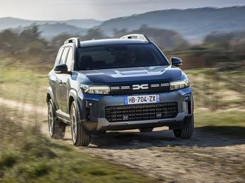 Dacia Bigster Hybrid 155, il C-SUV che punta su efficienza e praticità