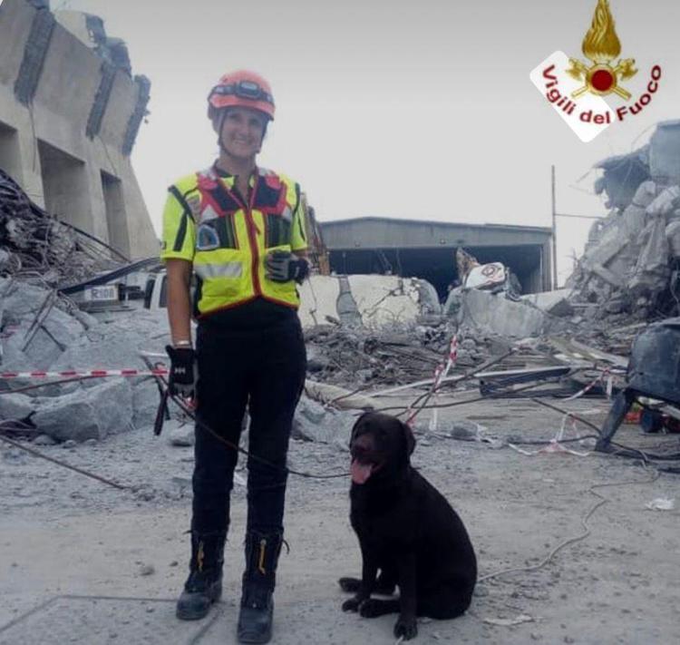 (Il cane vigile del fuoco Allyson con la sua conduttrice - Ufficio stampa Vigili del Fuoco)