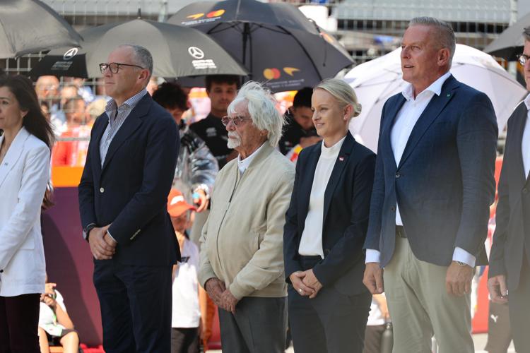Bernie Ecclestone (terzo da destra) - Ipa/Fotogramma 