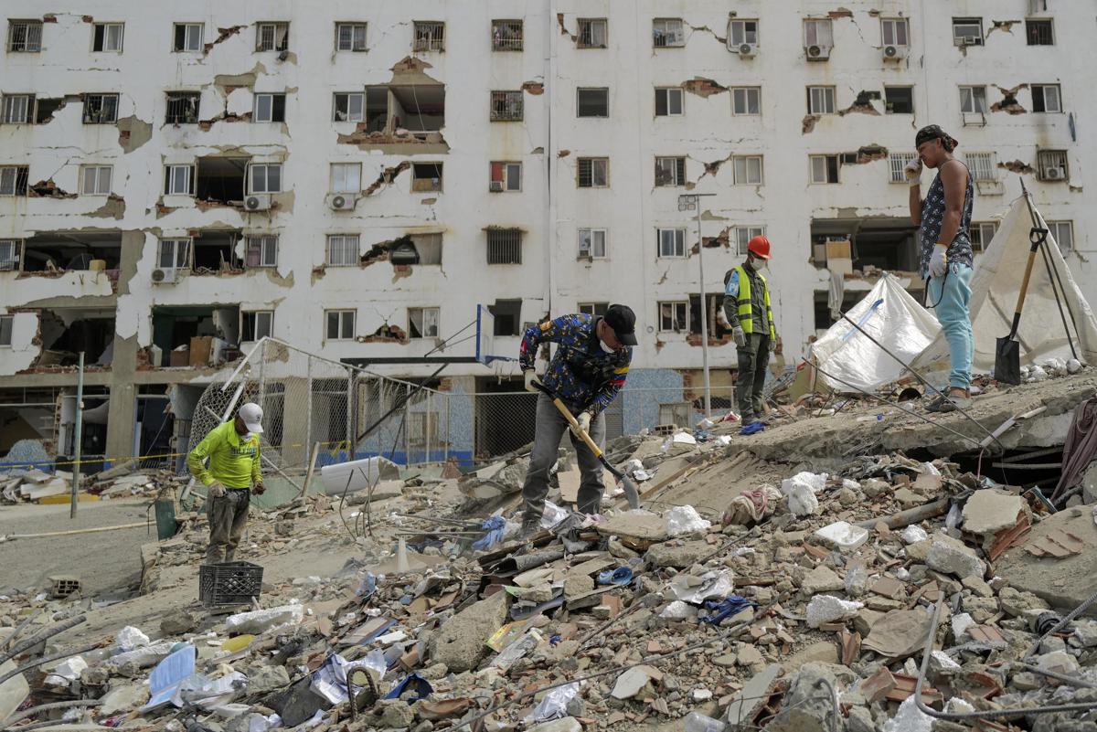 Venezuela, estratti vivi padre e figlio dopo il sisma: quasi 1.500 morti