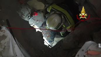 Donna e figli intrappolati sotto le macerie in Venezuela, Vigili del Fuoco italiani al lavoro - Video