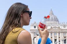 Ondata di calore in Europa: una fedele cerca ristoro in piazza San Pietro, in Vaticano
 - Fotogramma/Ipa