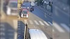 Pompei, dagli scooter in corsa spingono a terra un anziano in bicicletta - Video