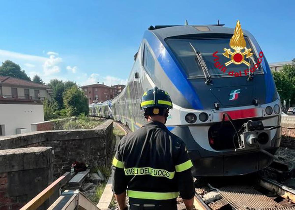 https://www.adnkronos.com/resources/02a6-20fc39a31744-6d4e09d8319a-1000/format/huge/treno_fuori_binario_firenze_borgosanlorenzo_vvff.jpeg