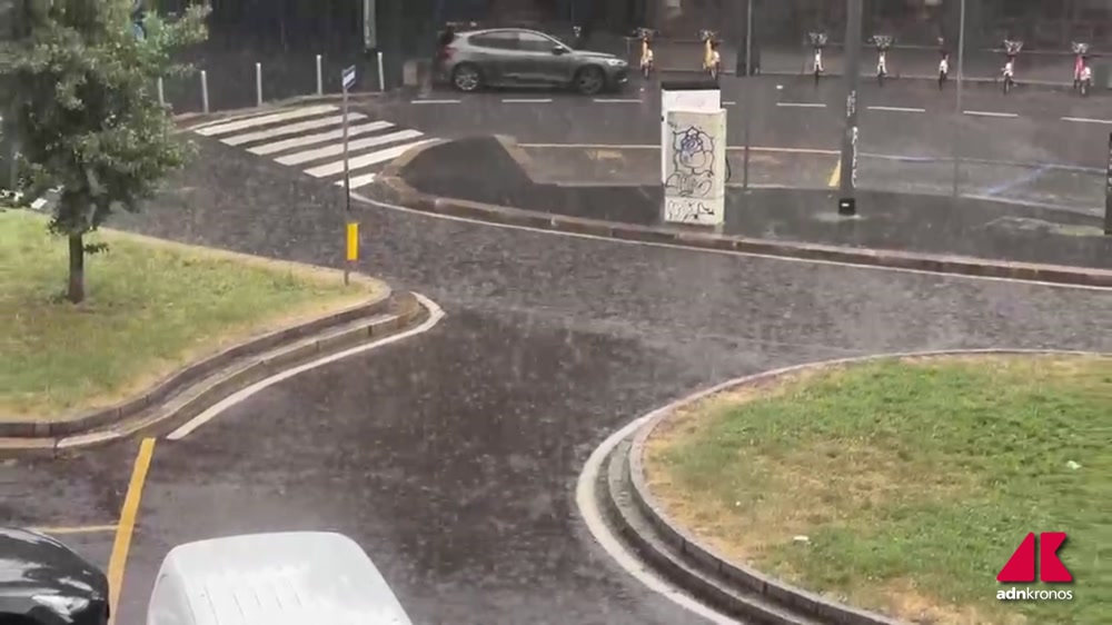 Tuoni e pioggia su Milano, è allerta gialla per maltempo in Lombardia