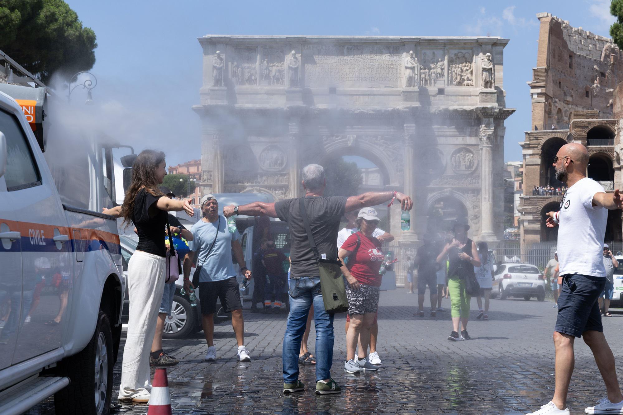 Caldo record, oggi 25 città in allerta rossa. L'allarme: 10mila morti in Europa tra giugno e luglio
