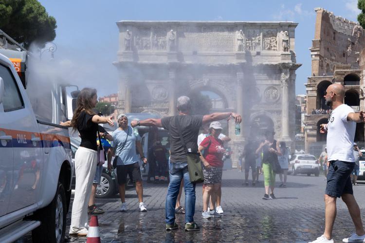 Nebulizzatori anti caldo della protezione civile a Roma - Fotogramma /Ipa