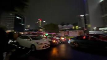 Messico, i tifosi assediano l'hotel dell'Ecuador: caos per tutta la notte - Video