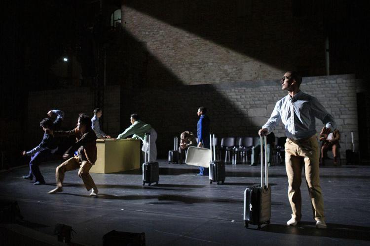 Un'immagine della Rambert Dance Company al Teatro Romano per il Festival dei Due Mondi di Spoleto