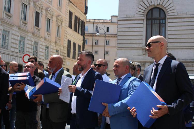 Remigrazione, il Comitato deposita le 150mila firme per la legge: 