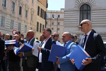 Remigrazione, il Comitato deposita le 150mila firme per la legge: "Ora tocca al Parlamento"