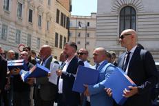 Remigrazione, il Comitato deposita le 150mila firme per la legge: 