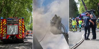Il palazzo in fiamme e i soccorritori al lavoro - Fotogramma Ipa
