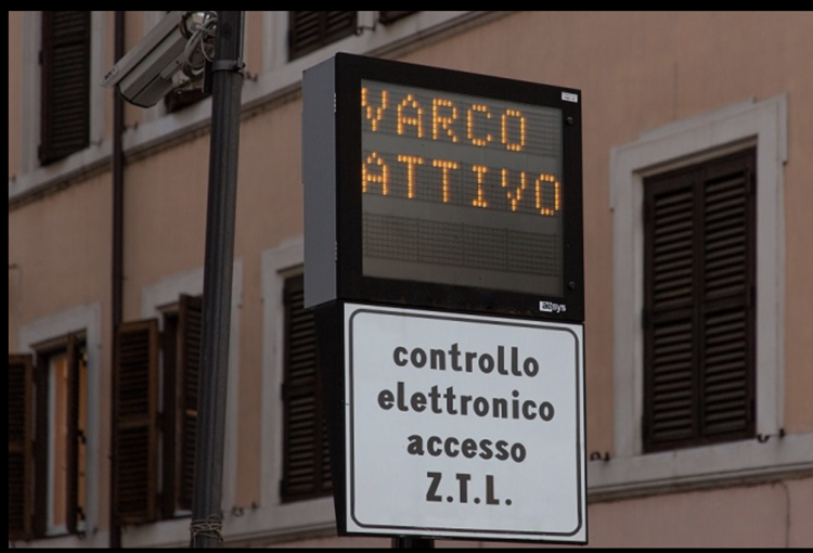 ZTL di Roma, da oggi per accedere servirà il permesso anche alle auto elettriche e a idrogeno