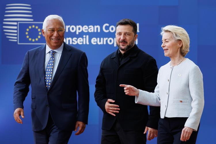 Il presidente del Consiglio Europea Antonio Costa (a sinistra), con Volodymyr Zelensky e Ursula von der Leyen
 - Fotogramma/Ipa