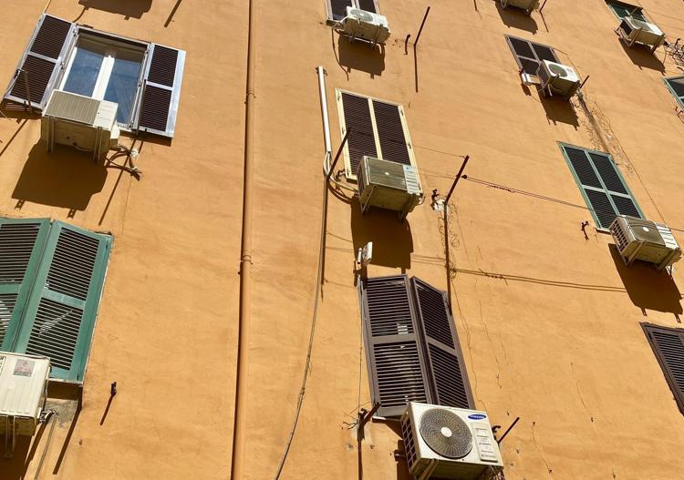 Facciata di un palazzo piena di condizionatori