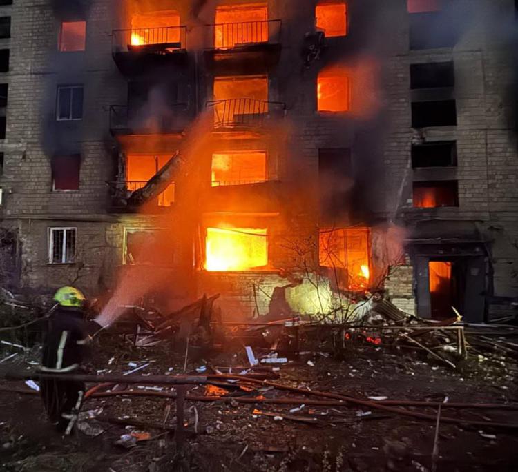 Un edificio di Kiev colpito - (Foto ministero della Difesa)