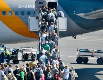Il boom dei voli low cost impatta sugli affitti, fino a 250 euro in più all'anno: l'analisi T&E