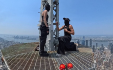 New York, scalano Empire State Building per la pace e scatta la proposta di matrimonio - Video