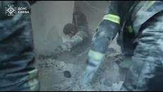 Massiccio attacco russo sull'Ucraina, i soccorsi a Kiev tra gli edifici distrutti - Video