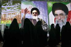 Iranian women walk by large posters of Ayatollah Khomeini and Iran's supreme leader Ayatollah khamenei in Tehran, Iran February 7, 2009.  On February 9, 2009, Iran will celebrate the 30th anniversary of Islamic Revolution founded by the late Ayatollah Khomeini. document IRAN/Yalda Moaiery - © document IRAN/Yalda Moaiery