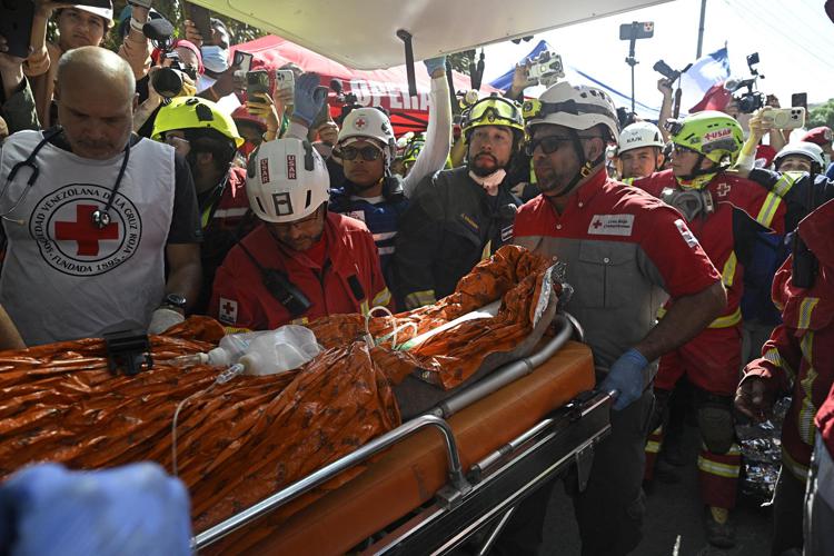 Soccorsi in azione in Venezuela dopo il terremoto - (Afp)