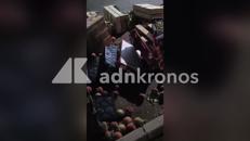 Si rifiuta di pagare mille euro, negozio devastato a Fidene - Video