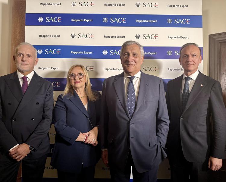 Presentazione del Rapporto Export 2026 di SACE - da sinistra: Michele Pignotti, AD SACE; on. Lucia Albano, sottosegretario Ministero dell’Economia e delle Finanze; on. Antonio Tajani, vicepresidente del Consiglio dei Ministri e Ministro degli Affari Esteri e della Cooperazione Internazionale; Guglielmo Picchi, presidente SACE - Ufficio Stampa
