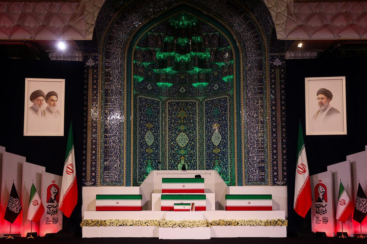 Iran espone la bara di Ali Khamenei e famiglia prima dei funerali di Stato