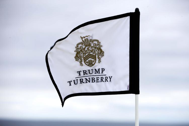 Una bandiera con logo al resort scozzese di Donald Trump, dove l'Ue ha firmato un accordo commerciale ineguale - Bloomberg