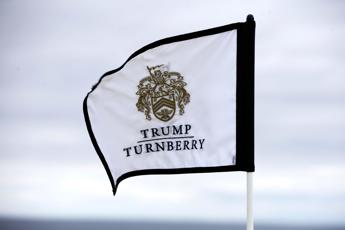 Una bandiera con logo al resort scozzese di Donald Trump, dove l'Ue ha firmato un accordo commerciale ineguale - Bloomberg