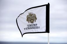 Una bandiera con logo al resort scozzese di Donald Trump, dove l'Ue ha firmato un accordo commerciale ineguale - Bloomberg