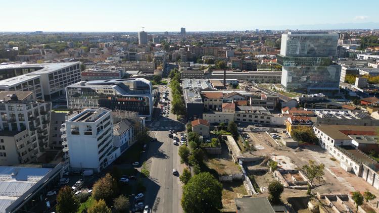 Un quartiere di Milano visto dall'alto, con diversi nuovi edifici residenziali  - Fotogramma/Ipa